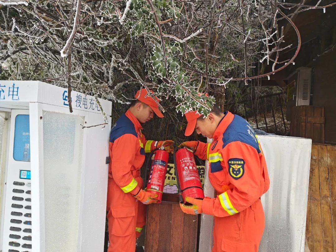 铜仁消防开启“蓝焰黔行·万步云梯铲冰除雪”行动