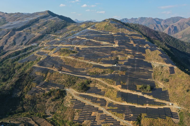 荒山变金山，望谟县昂武和亭二期农业光伏电站。王艳摄