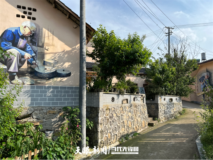 兴仁市老里旗村：大山悠寨 工映匠心