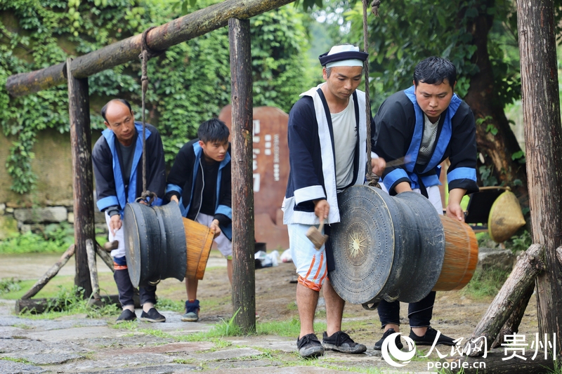 3、瑶山古寨内，当地村民在家门口吃上“旅游饭”。人民网 顾兰云摄