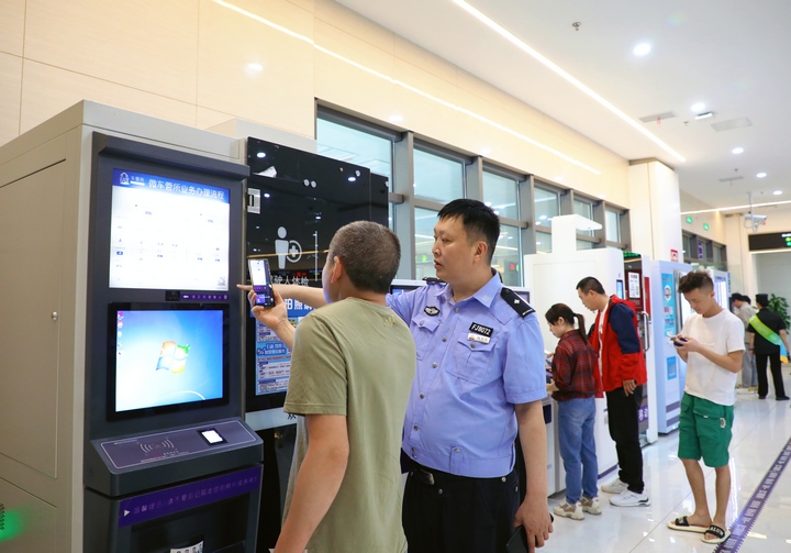 市民在民警指导下办理业务。