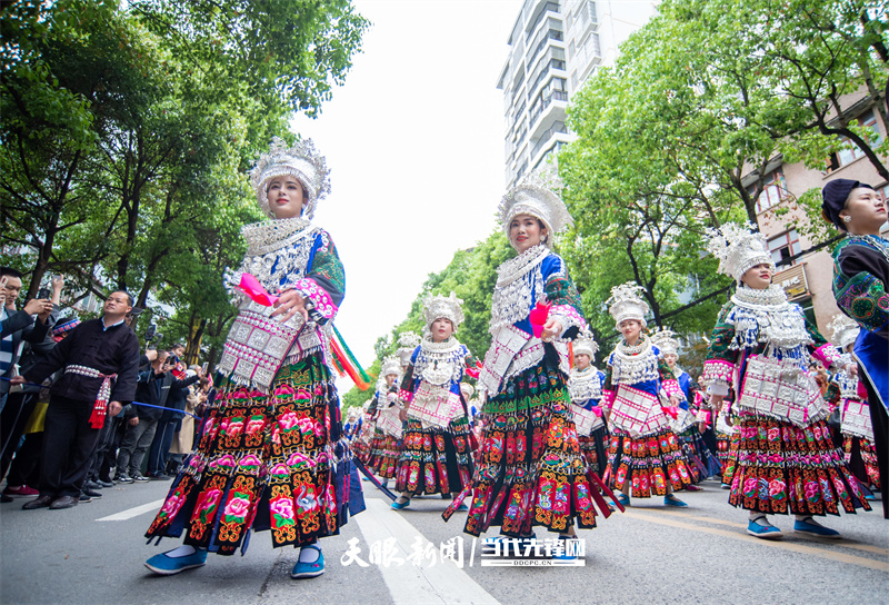 4月25日，台江县苗族群众参加姊妹节盛装游演活动。当日，台江县迎来一年一度的苗族姊妹节，苗族同胞欢聚在一起参加盛装游演，一片欢乐喜庆。据了解，苗族姊妹节一般在每年农历三月十五至十七举行，被誉为“最古老的东方情人节”“藏在花蕊里的节日”，2006年被列入第一批国家级非物质文化遗产名录。盛亚亿 摄.jpg