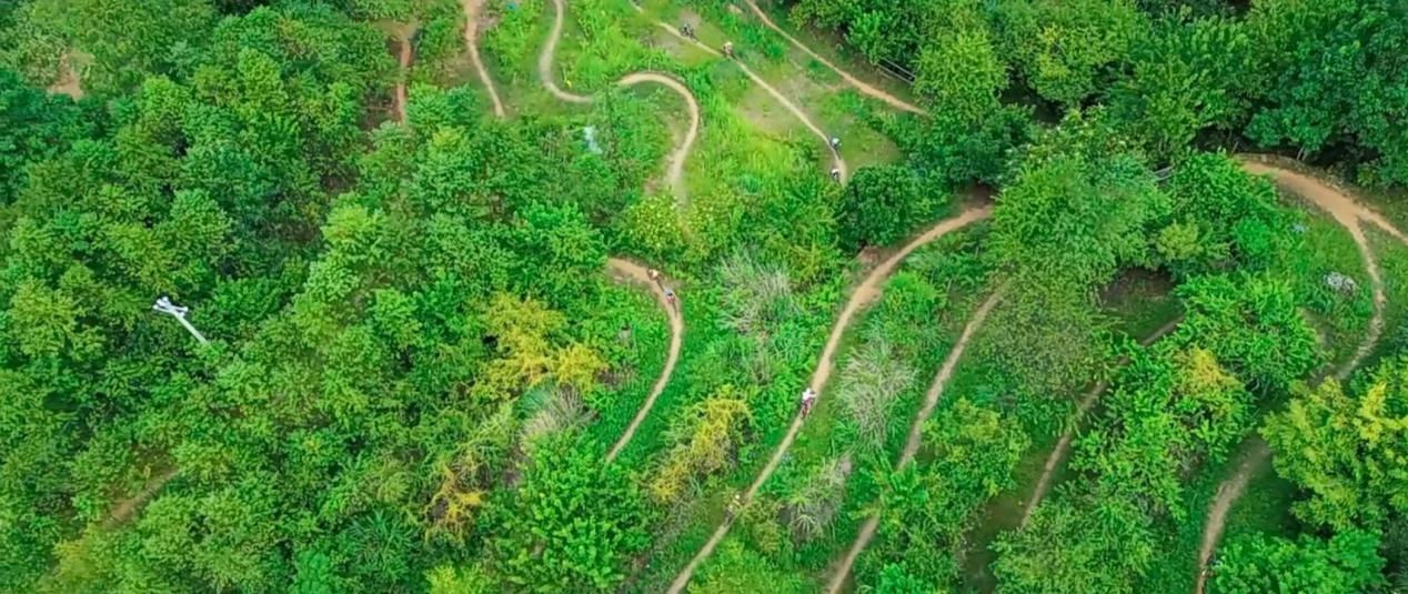 山地自行车越野赛道俯瞰图。