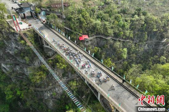 图为男子公路精英组比赛现场。中新网记者 瞿宏伦 摄