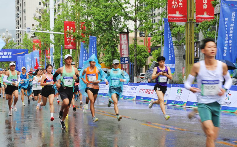 6、雨中奔跑。 陈桂良 摄