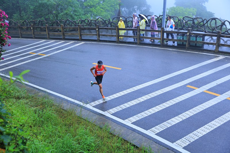 2024贵州·镇宁黄果树半程马拉松现场。