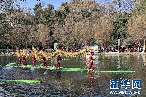 贵阳市第四十届冬泳表演活动在花溪平桥举办