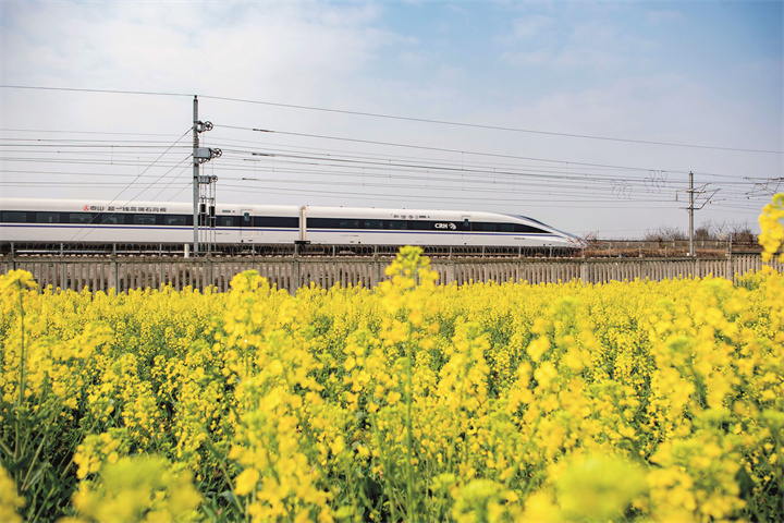 460439-2022年3月10日，一列高速列车行驶在成贵高铁黔西市境内。.jpg