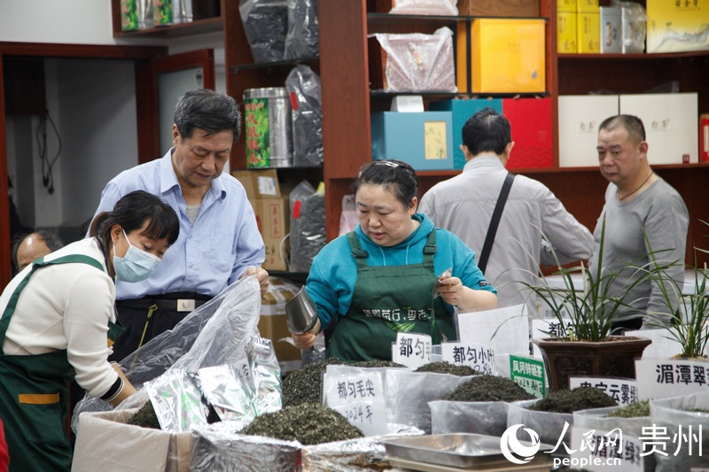 活动带动现场商户销售火热。人民网 龙章榆 摄.jpg