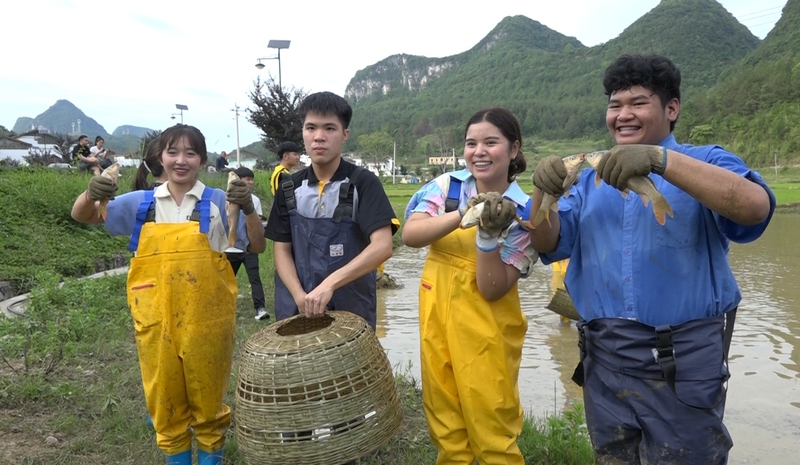 3 图为外国留学生们体验捉鱼快乐。