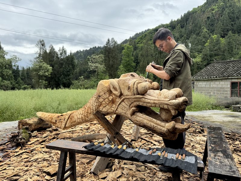 近日，碧江区和平乡陈家寨村村民在制作龙舟龙头，为端午节龙舟赛做准备。 申逸恺摄