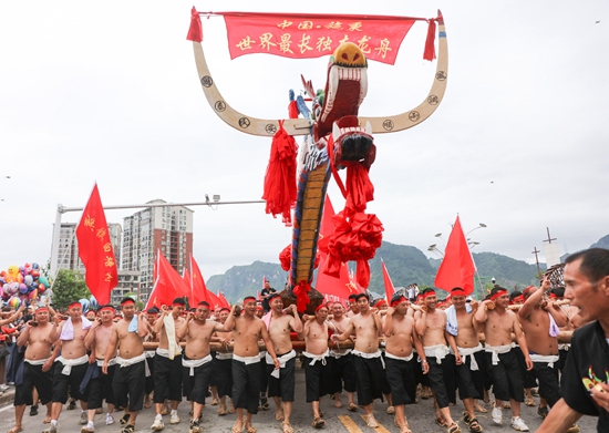 贵州施秉：浓情端午新花样 偏桥小城人气旺