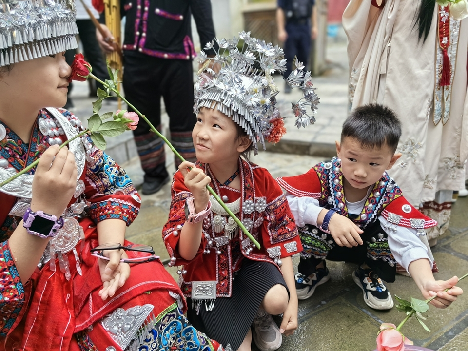 鲜花洗眼 吃美味灰粽 到“中国糯食之乡”贵州贞丰感受特色端午民俗_fororder_微信图片_20240607093134