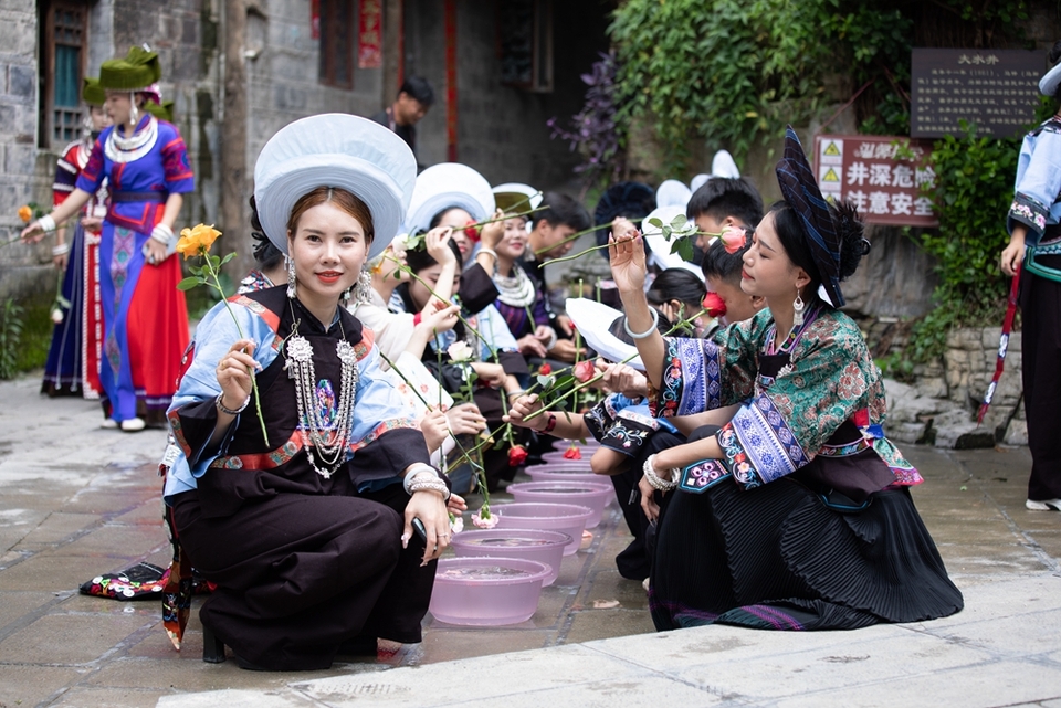 鲜花洗眼 吃美味灰粽 到“中国糯食之乡”贵州贞丰感受特色端午民俗_fororder_0Y3A0028