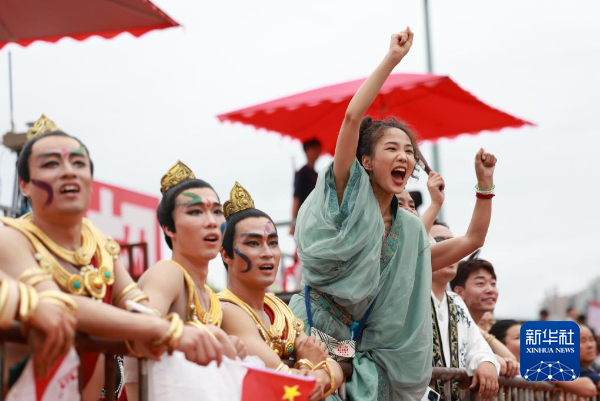 贵州刮起“最炫民族风”——端午“村超”里的文艺展演现场特写