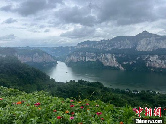 7月1日，在化屋村观景台远眺乌江源百里画廊。中新网记者杨茜 摄