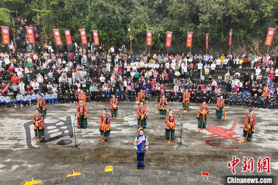 祭祀人员在进行“乐祭”仪式。中新网记者 瞿宏伦 摄