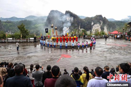 仡佬族祭天朝祖祭祀大典现场。中新网记者 瞿宏伦 摄