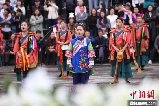 祭祀人员在进行“乐祭”仪式。中新网记者 瞿宏伦 摄