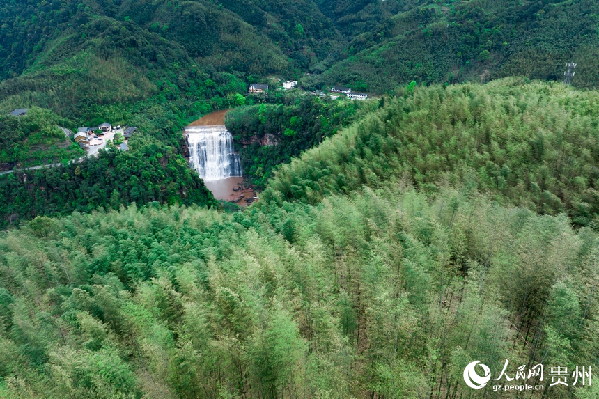 贵州赤水：观丹霞地貌 赏瀑布壮阔