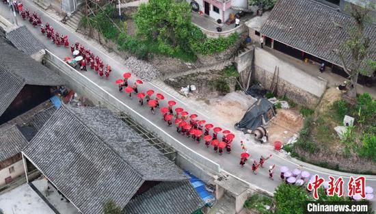 图为4月16日，航拍苗族姑妈在黄平县翁坪乡杨家村参加“芦笙节”盛装游演。杨涛 摄