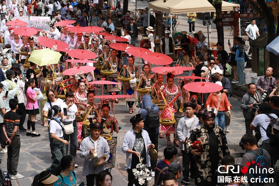 贵州黎平肇兴侗寨谷雨节丰富多彩 侗族同胞与游客同嗨_fororder_热闹的巡游现场  摄影杨展凌