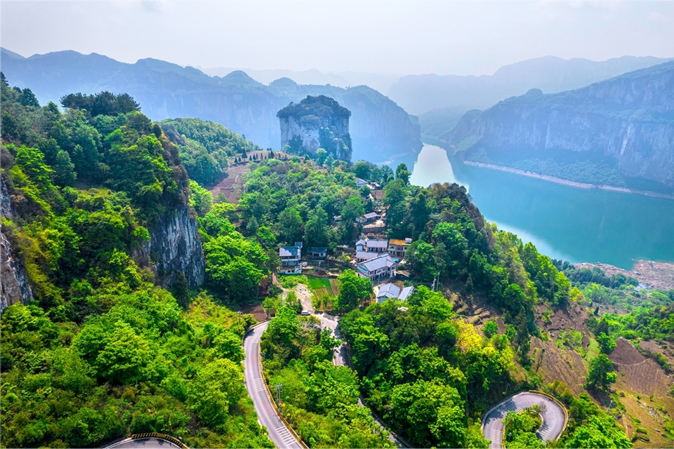 贵州黔西：水清岸绿乡村美