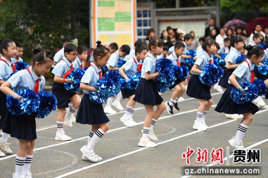 5月8日，<a href=//www.hp-dv.com target=_blank class=infotextkey>贵阳</a>市南明区尚义路小学的学生正在尚义教育集团第一届数智体育节开幕式上进行方阵入场展演。