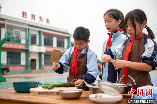 参赛选手在合作制作凉拌黄瓜。吴德军 摄