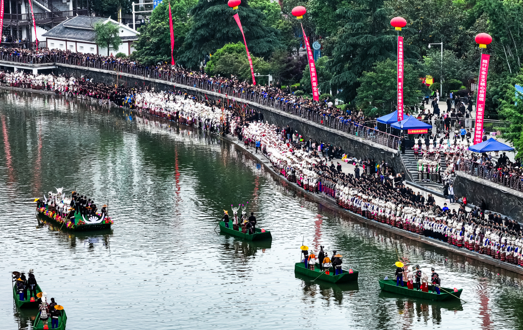 739970-2024年4月22日，中国·台江2024年苗族姊妹节“万人唱响翁你河”原生态苗歌对唱活动。.jpg