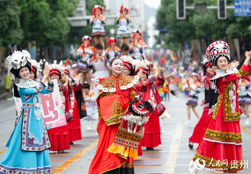 贵阳：民族巡游大联欢 共迎中国旅游日