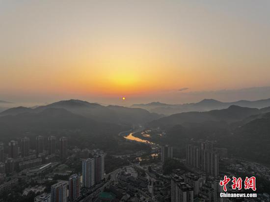 贵州江口：夏日朝阳绚丽如画