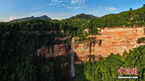 5月27日，航拍赤水丹霞旅游区·佛光岩夏日景色。