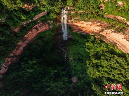 5月27日，航拍赤水丹霞旅游区·佛光岩夏日景色。