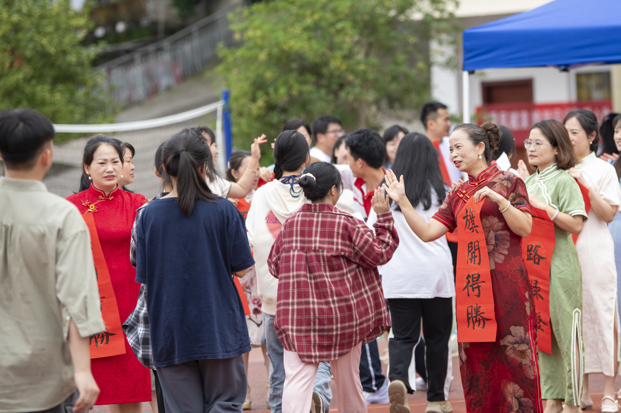 贵州从江：高考拉开帷幕 考生执笔为战