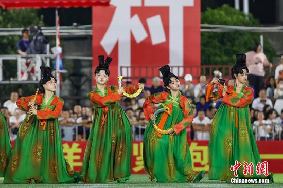 贵州榕江：“村超”现场特色节目齐展演