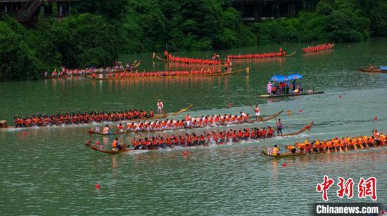 6月10日，2024年中国传统龙舟大赛（贵州·<a href=//www.hp-dv.com target=_blank class=infotextkey>铜仁</a>·碧江）在贵州省<a href=//www.hp-dv.com target=_blank class=infotextkey>铜仁</a>市碧江区大明边城龙舟基地举行，69支传统龙舟队展开激烈角逐。伍卫东 摄