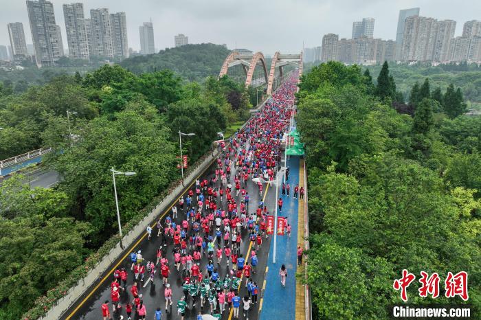 2024贵阳马拉松赛鸣枪开跑