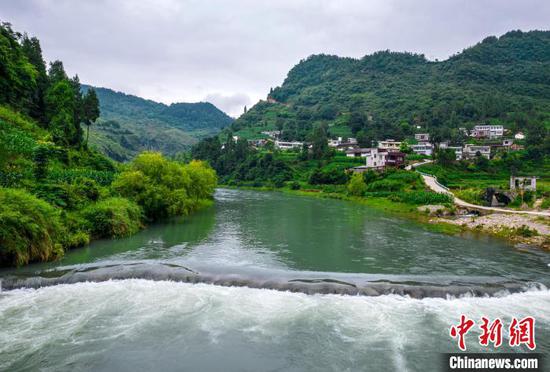 6月26日，贵州省黔西市境内的乌江干流野纪河上游渭河段，村庄、碧水、青山相映成景，构成一幅幅美丽乡村生态画卷。史开心 摄