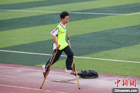 7月5日晚，参赛运动员在进行高脚竞速比赛。记者 瞿宏伦 摄