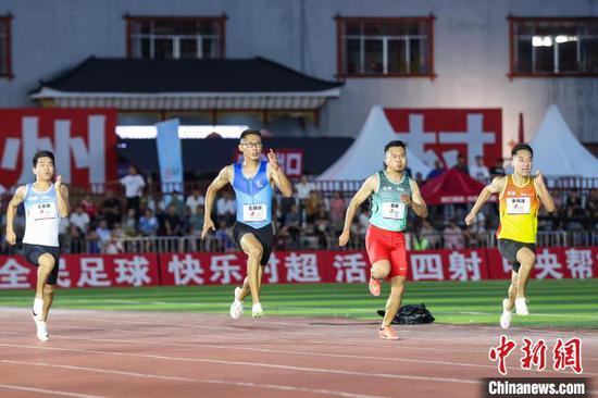 7月5日晚，参赛运动员在进行田径100米决赛。记者 瞿宏伦 摄