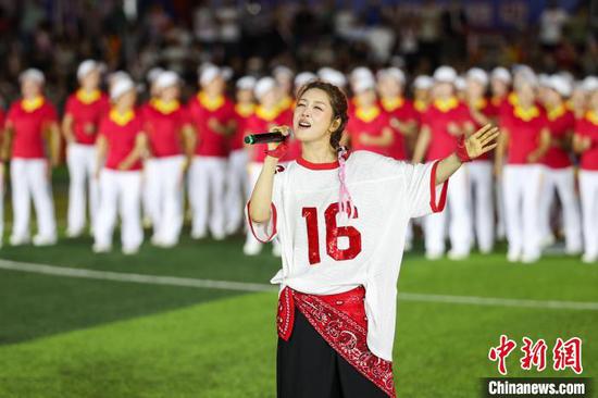 7月5日晚，《动起来倍儿爽》演出中歌手孙悦在演唱歌曲《倍儿爽》。记者 瞿宏伦 摄