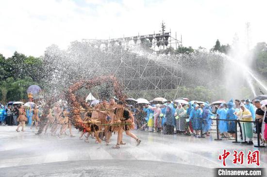 图为市民在2024贵州民族大联欢·盛夏狂欢活动现场泼水狂欢。<a href=//www.hp-dv.com target=_blank class=infotextkey>贵阳</a>市观山湖区融媒体中心 供图