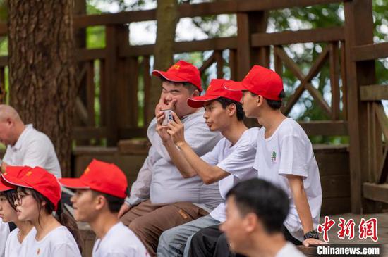 游客在岜沙苗寨观看节目表演。吴德军  摄