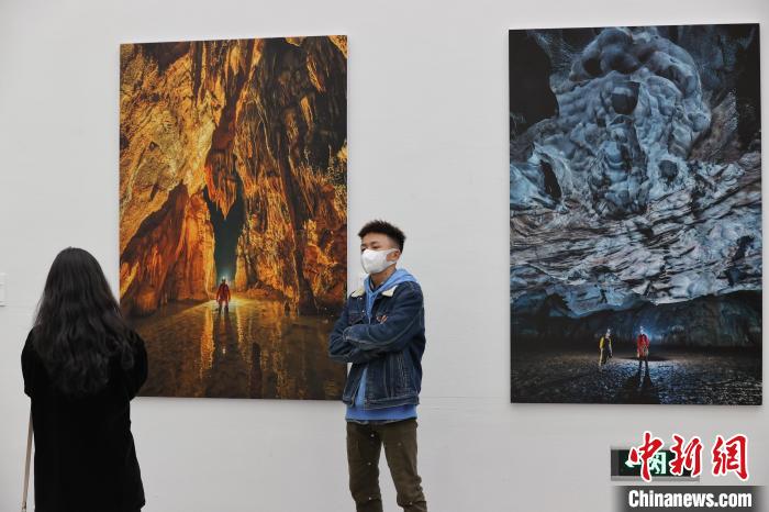 图为市民在以展出的作品为背景留影。　瞿宏伦 摄