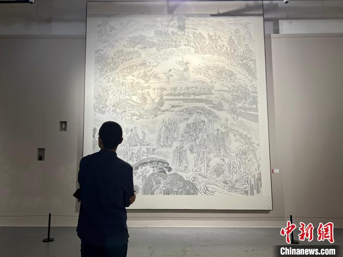 图为“翰墨履痕——冯远艺术展”吸引民众参观。　钟旖 摄