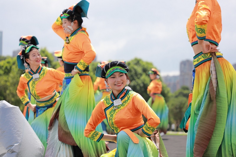 5 舞蹈演员们热情洋溢地跟随节奏舞动