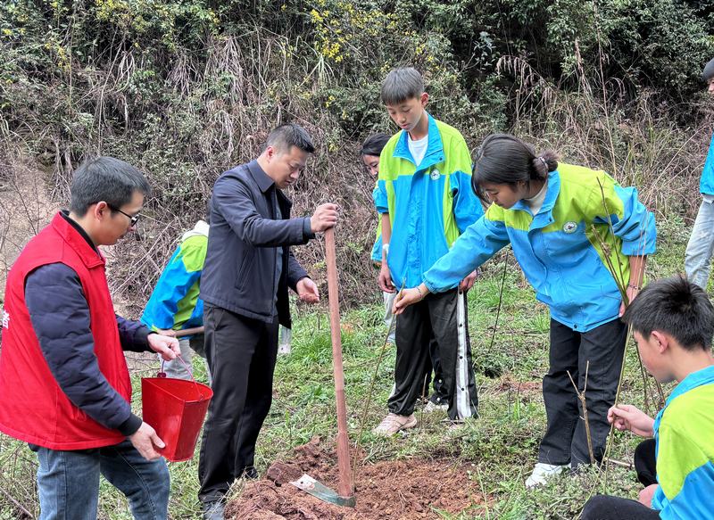 习水县二里镇：“植”此青绿 约赴春山